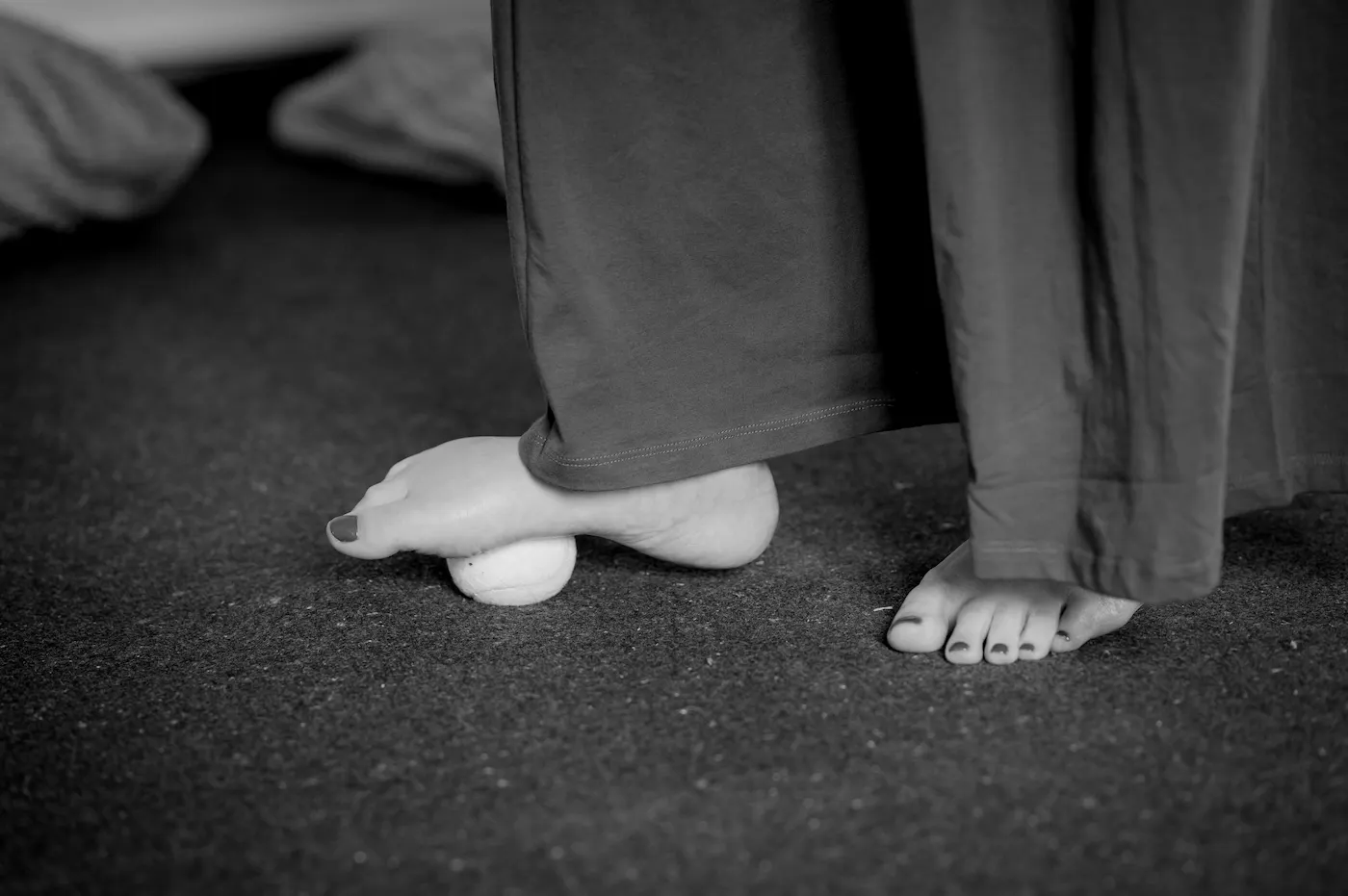 Exercice de fasciathérapie avec balle sous le pied