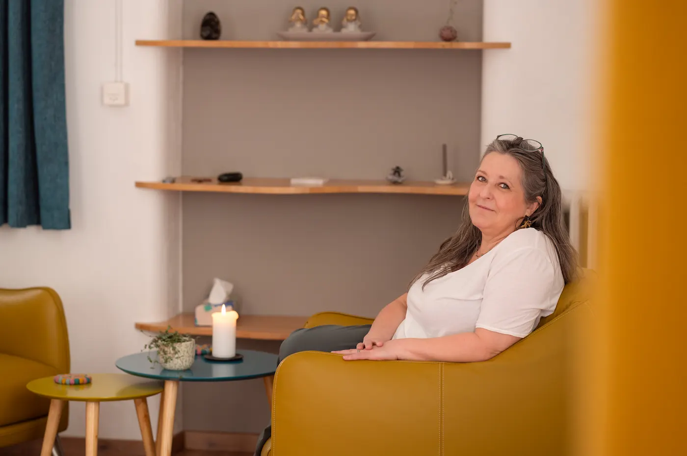 Christine Dubail dans son espace de consultation MLC© à Tramelan