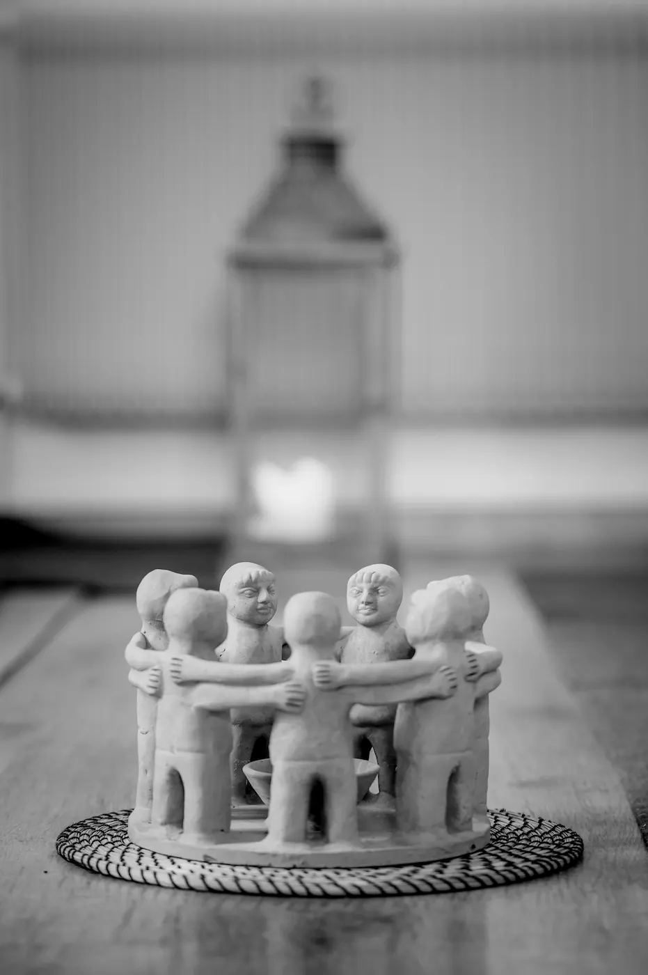 Figurines en argile formant un cercle, symbole du lien thérapeutique